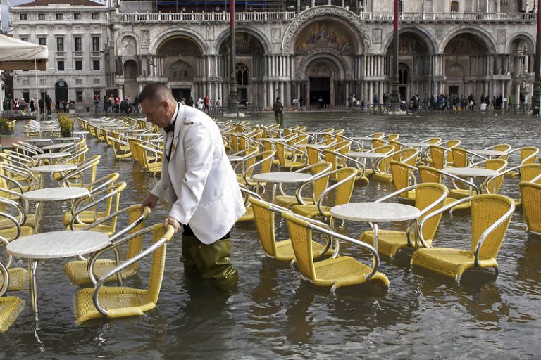 輸給海水的「摩西」？威尼斯淹水突襲…防洪奇觀的20年等待大失望