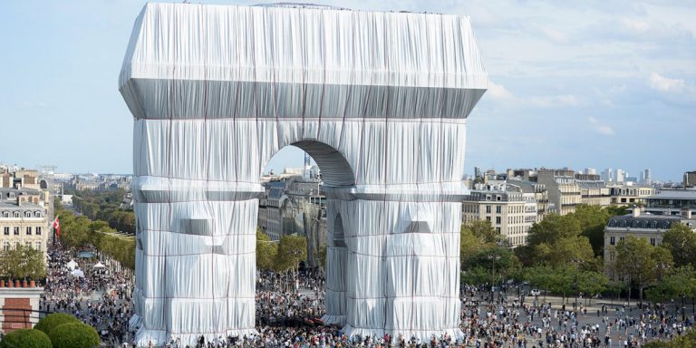 你知道「打包」也是一門藝術嗎？這兩位藝術家打包了巴黎凱旋門，送世界一份浪漫禮物