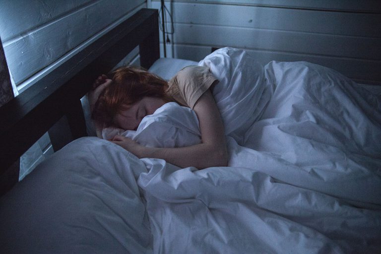 睡眠習慣小健檢：有睡就行了嗎？哪些壞習慣會讓人越睡越差？