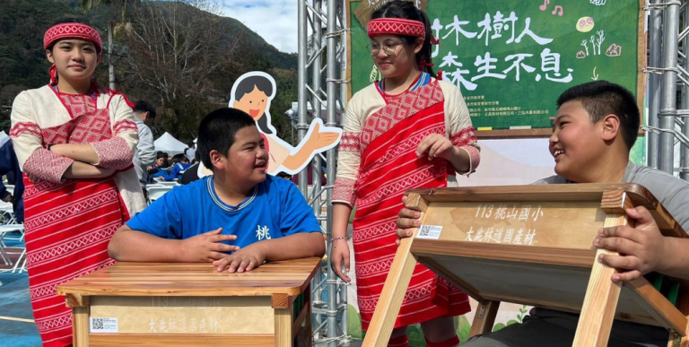 【打開林場認識國產材】森林大火浩劫重生的柳杉變身部落課桌椅 執行永續循環、打造校園減碳任務