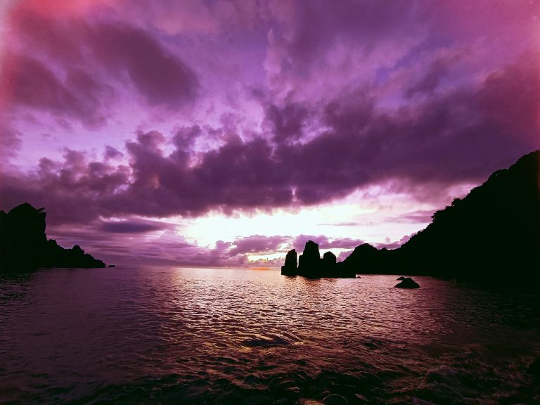 【有時閱讀】一首未完的歌——《那一片湛藍絕望的海》小說集／詩集